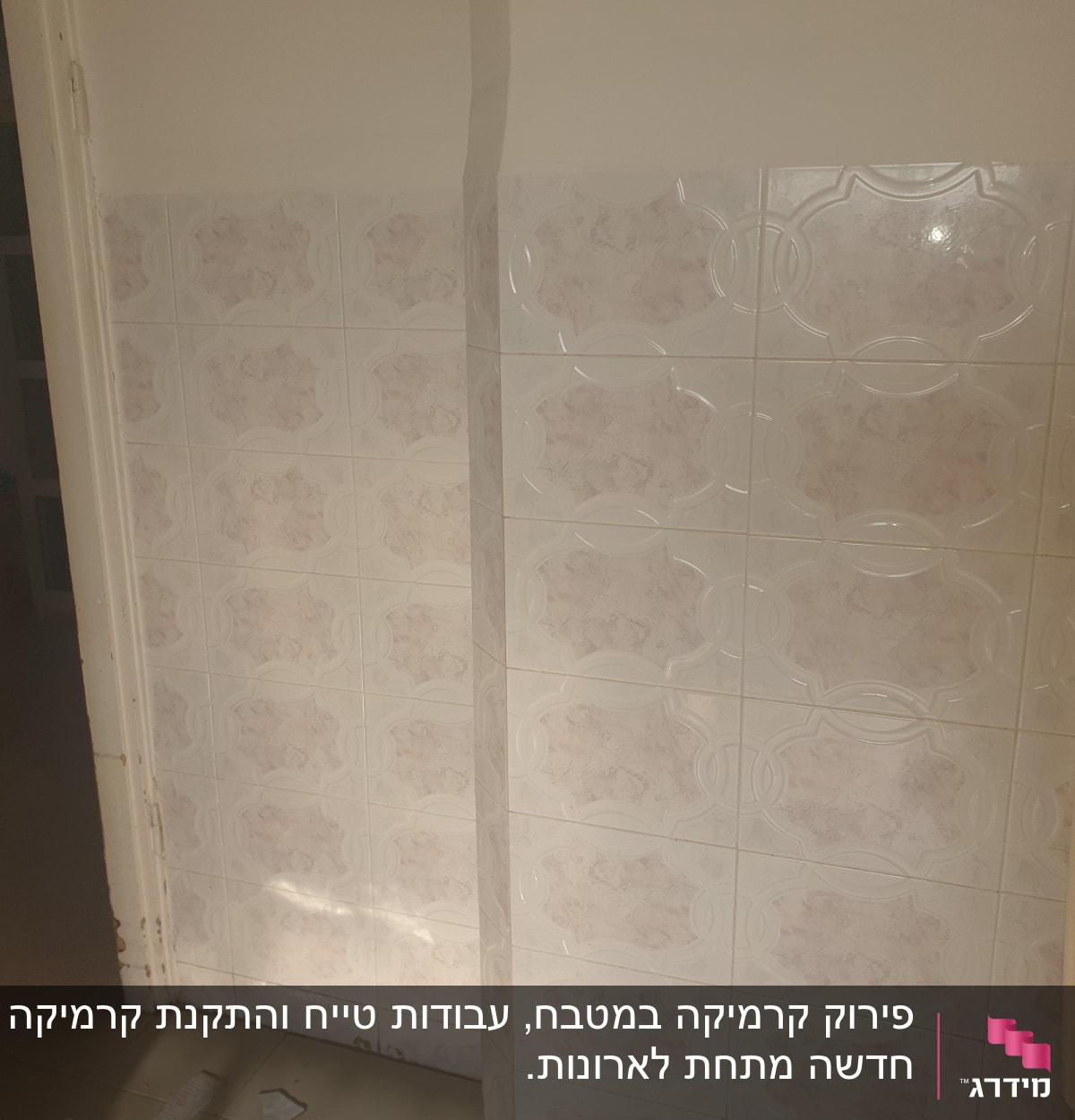 קיר עם אריחים לבנים ודלת פתוחה